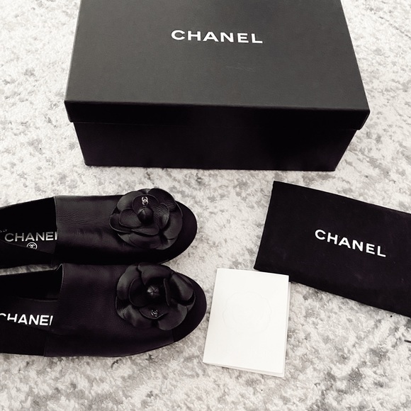 CHANEL Shoes - 🎉SOLD Chanel 17K flower leather CC loafers flats